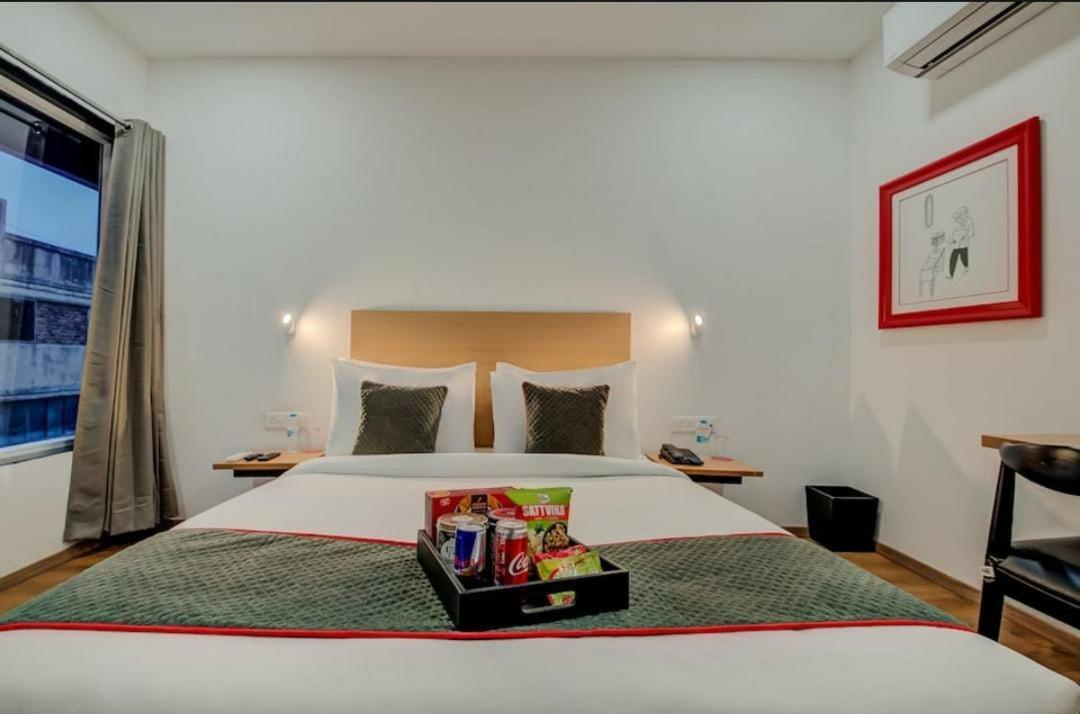 Hotel Town Plaza Pune Extérieur photo
